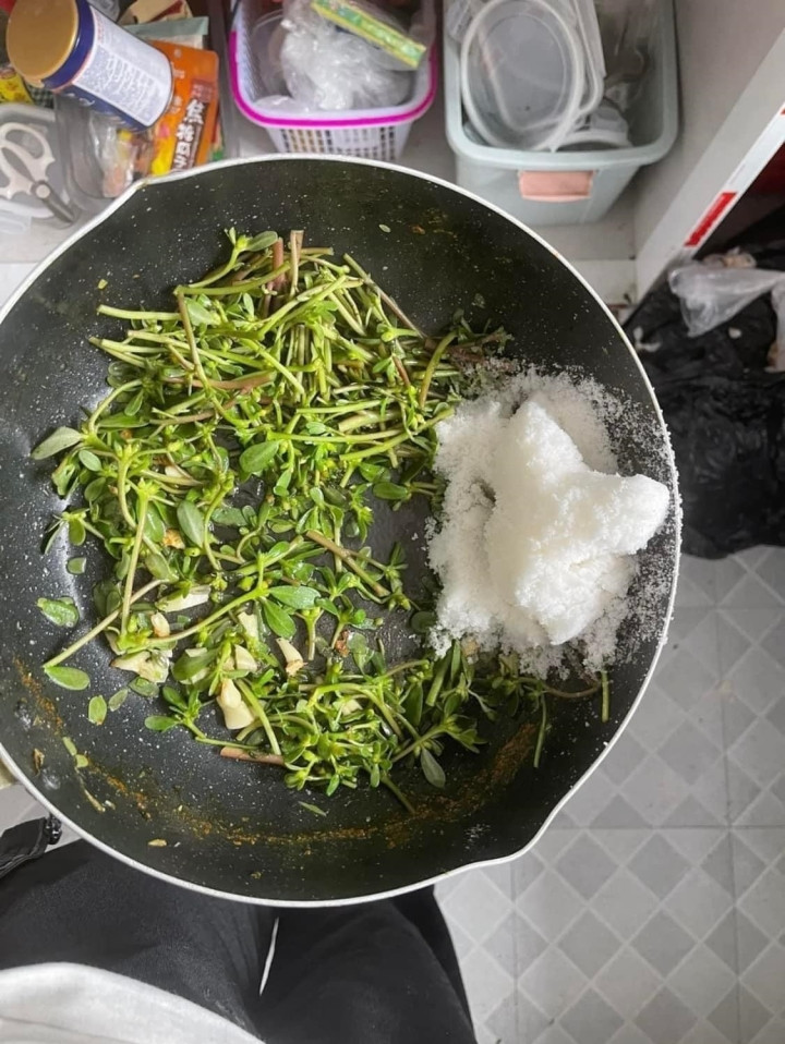 Bên cạnh các thành phẩm “ngon lành cành đào” thì cũng không hề thiếu những thảm hoạ nấu ăn khiến người xem không biết nói gì hơn ngoài việc lặng lẽ lắc đầu ngán ngẩm.