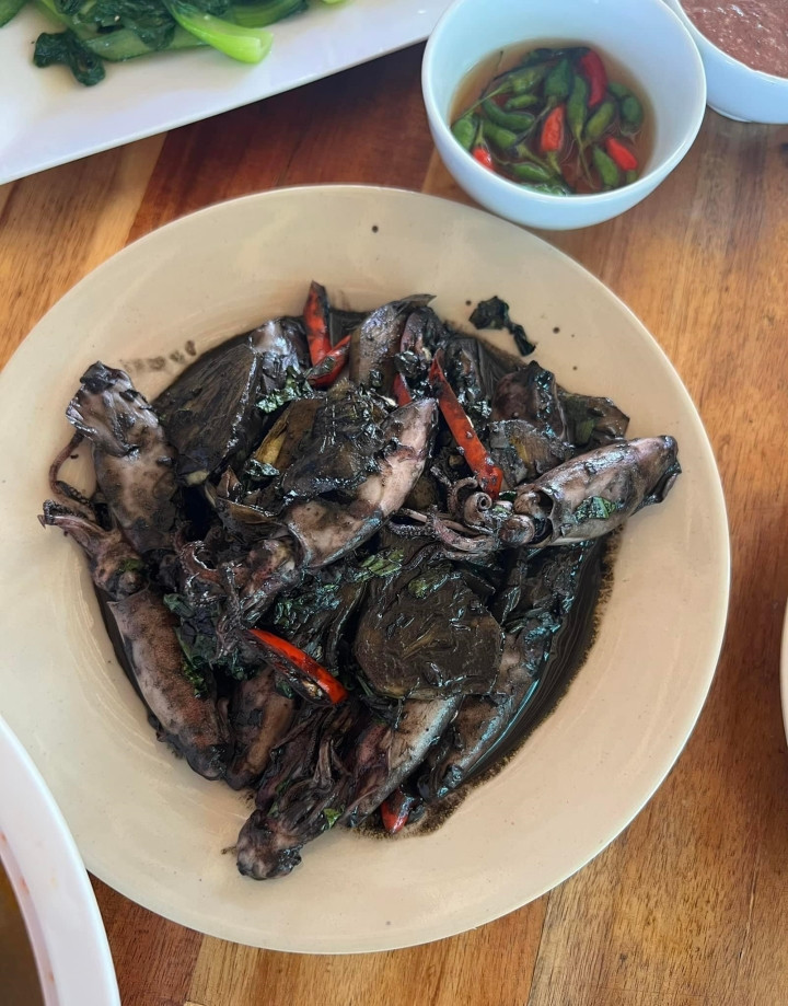 Món mực bóng đêm được ra đời từ bàn tay của người nội trợ là thành viên hội ghét bếp.