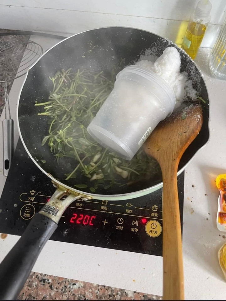 Dù nấu ăn là sở thích, đam mê của nhiều chị em nhưng để có được những thành phẩm đẹp mắt và ngon miệng đúng như các nàng mong muốn thì chưa bao giờ là chuyện dễ dàng, từ đó sẽ xuất hiện nhiều thảm hoạ bếp núc khó đỡ.