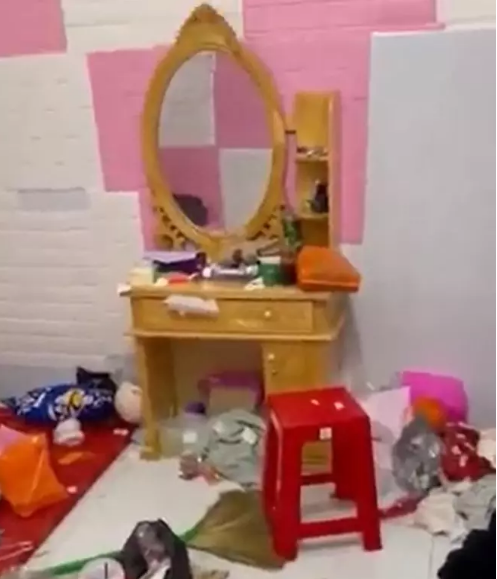 Từ quần áo, giày dép, giường chiếu đến vỏ lon, hộp nhựa, tất cả đều được hòa vào nhau vứt lung tung khắp vòng. Khi lên phòng kiểm tra, chủ nhà đã phải "xây xẩm mặt mày" vì căn phòng trọ bẩn chẳng khác gì bãi rác.