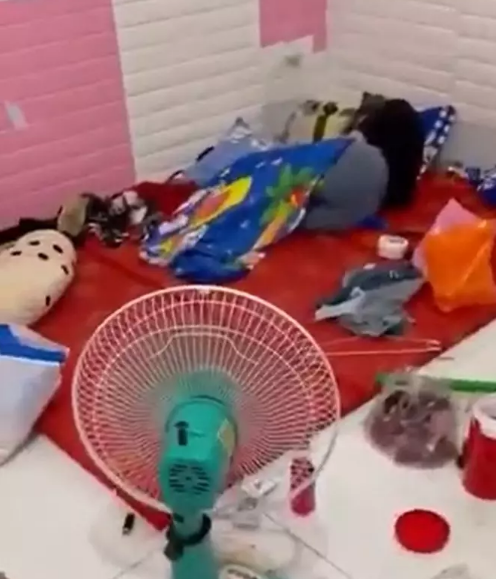 Thậm chí, đến cả giường chiếu của 3 cô gái này hết sức lộn xộn, bẩn thỉu, đọng lại thức ăn, vỏ chai nước còn đang uống dở.