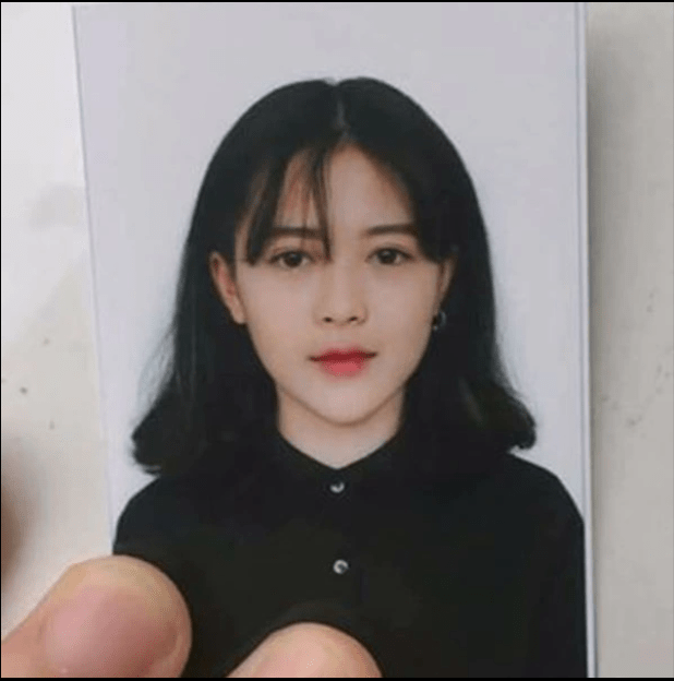 Nếu ai từng biết đến trào lưu khoe ảnh thẻ, thì chắc hẳn không còn xa lạ với cô gái Nguyễn Ngọc Mai Phương. Được biết Mai Phương sinh năm 2000 ở Hà Nội.