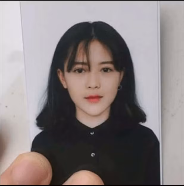 Nếu ai từng biết đến trào lưu khoe ảnh thẻ, thì chắc hẳn không còn xa lạ với cô gái Nguyễn Ngọc Mai Phương. Được biết Mai Phương sinh năm 2000 ở Hà Nội.