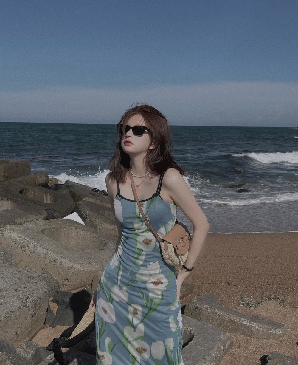 Chỉ diện chiếc áo phông đen, thế nhưng chính nhan sắc nổi bật trong bức ảnh selfie mới là điều khiến netizen chú ý đến Mỹ Linh. Ngay lập tức, Mỹ Linh đã được cộng đồng mạng săn lùng.