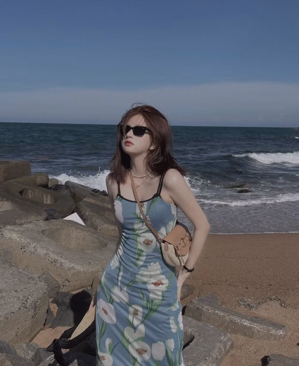 Chỉ diện chiếc áo phông đen, thế nhưng chính nhan sắc nổi bật trong bức ảnh selfie mới là điều khiến netizen chú ý đến Mỹ Linh. Ngay lập tức, Mỹ Linh đã được cộng đồng mạng săn lùng.