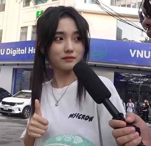 Được biết hot girl này có tên Hoài Thu, hiện nay đang là sinh viên của trường Đại học Ngoại ngữ Hà Nội. Có thể thấy, cô nàng có gương mặt nhỏ nhắn, sống mũi cao và đặc biệt là làn da trắng muốt.