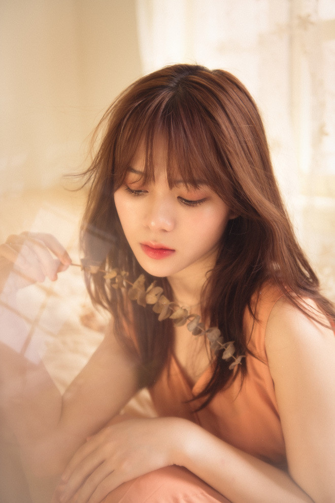 Nhờ nhan sắc xinh đẹp, và sự giản dị của mình cô nàng nữ sinh bỗng nổi như cồn chỉ sau một đêm.