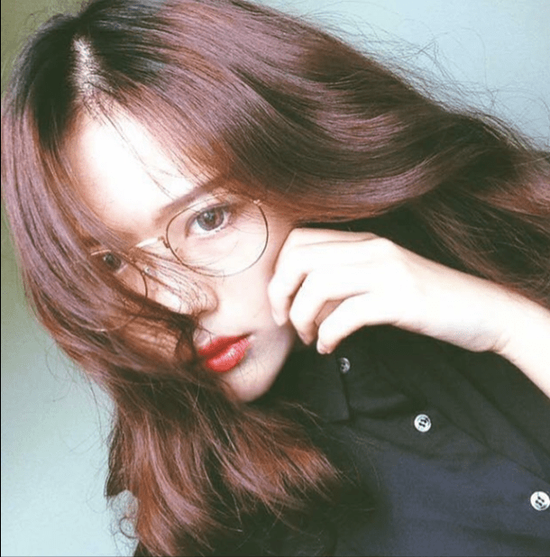 Cũng chỉ đơn giản là chạy theo trào lưu của giới trẻ, cô nàng cũng đăng bức ảnh thẻ của mình lên mạng và không ngờ lại nhận được nhiều sự quan tâm.