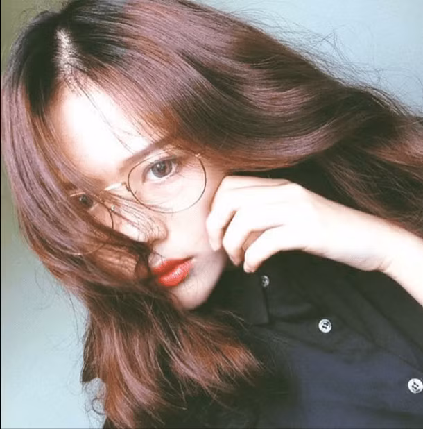 Cũng chỉ đơn giản là chạy theo trào lưu của giới trẻ, cô nàng cũng đăng bức ảnh thẻ của mình lên mạng và không ngờ lại nhận được nhiều sự quan tâm.