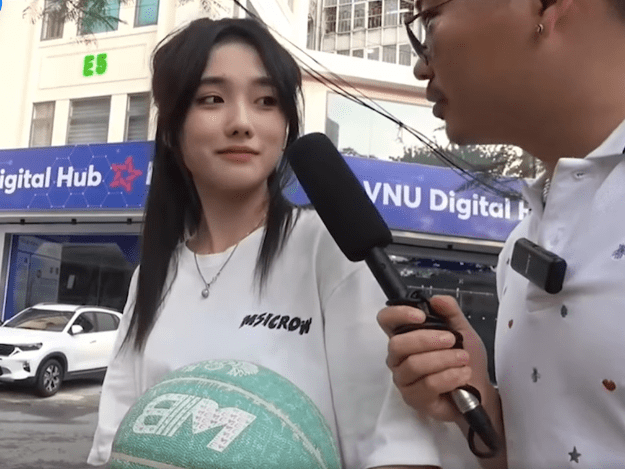 Mới đây, trên mạng xã hội bất ngờ xôn xao về một gái xinh sở hữu nhan sắc cực phẩm, dù chỉ xuất hiện thoáng qua trong đoạn clip "troll" trên TikTok, cô gái này đã nhanh chóng lọt vào tầm ngắm của cư dân mạng.