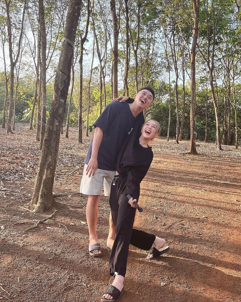 Dù ảnh chụp từ phía xa, không căn chỉnh quá nhiều về góc chụp nhưng ai cũng nhật xét cả Xoài Non và anh trai đều sở hữu ngoại hình cực phẩm.