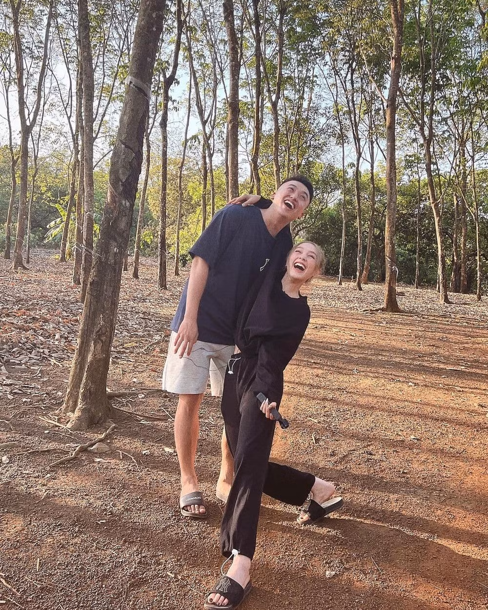 Dù ảnh chụp từ phía xa, không căn chỉnh quá nhiều về góc chụp nhưng ai cũng nhật xét cả Xoài Non và anh trai đều sở hữu ngoại hình cực phẩm.