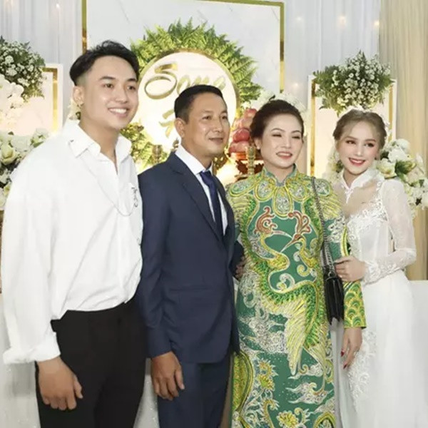 Không chỉ có đường nét gương mặt sắc nét như Xoài Non, Quốc Khánh còn gây ấn tượng bởi gu thời trang trẻ trung, đa dạng.