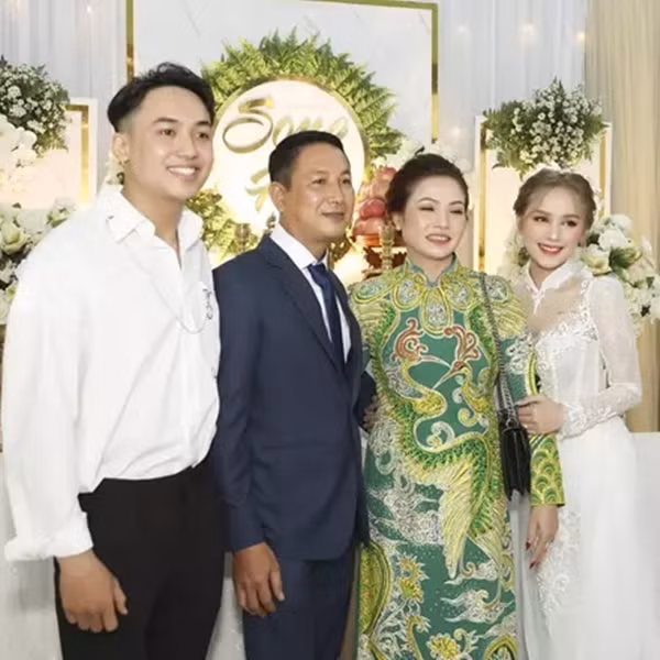 Không chỉ có đường nét gương mặt sắc nét như Xoài Non, Quốc Khánh còn gây ấn tượng bởi gu thời trang trẻ trung, đa dạng.