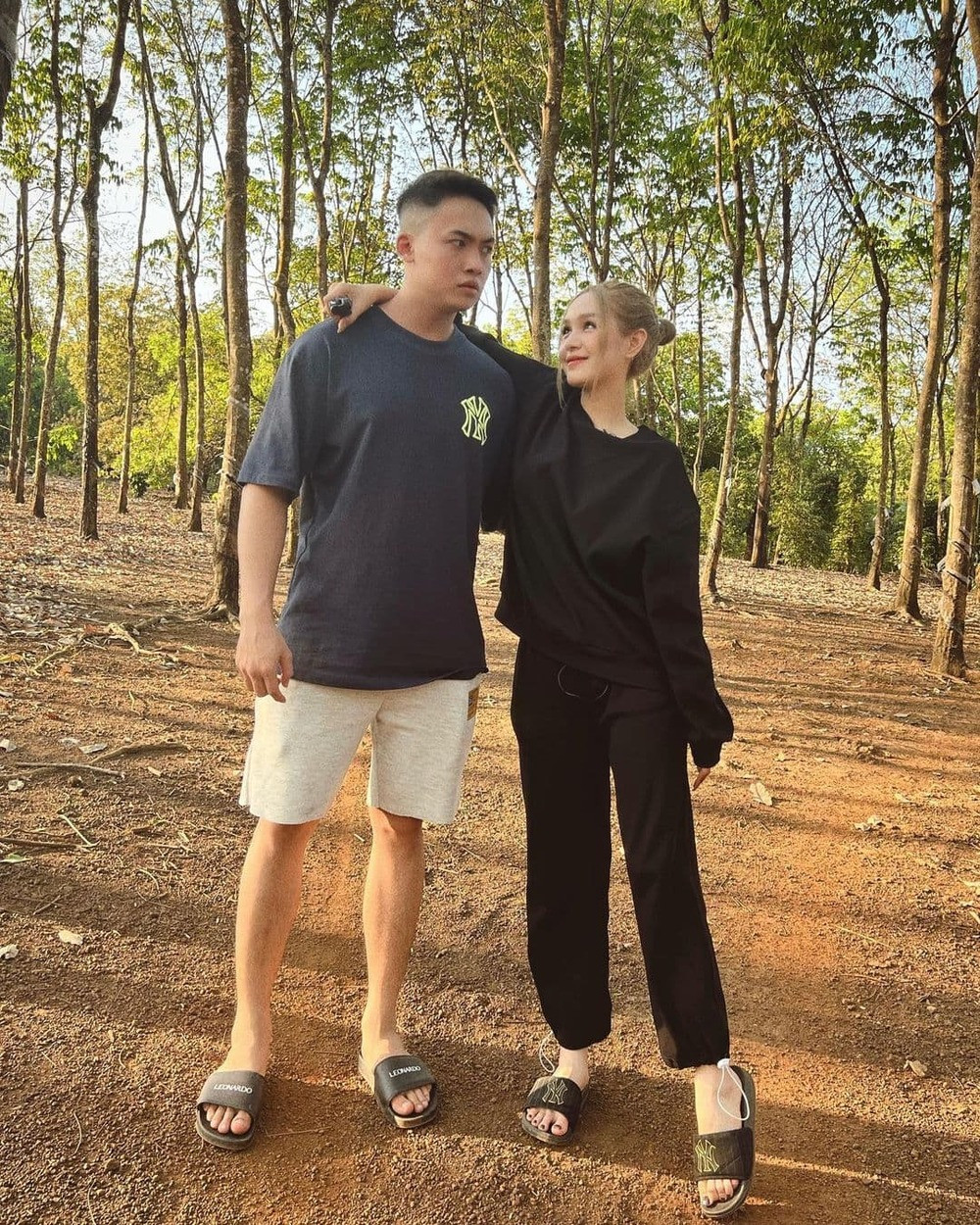 Trong ảnh, cả Xoài Non và anh trai đều ăn mặc khá thoải mái trong các bộ đồ thể thao. Hai anh em nhắng nhít check-in còn không ngại ngần trêu đùa nhau, cười một cách thả ga.