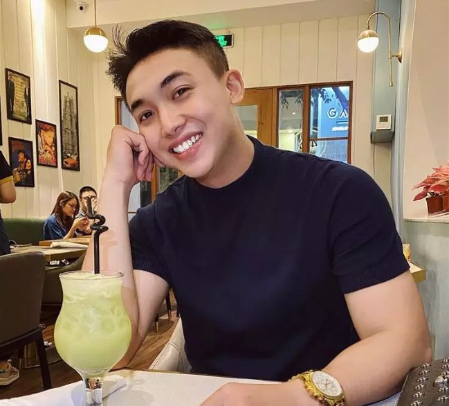 Quốc Khánh từng là sinh viên của trường Đại học Luật TP HCM và hiện đang có công việc kinh doanh riêng.