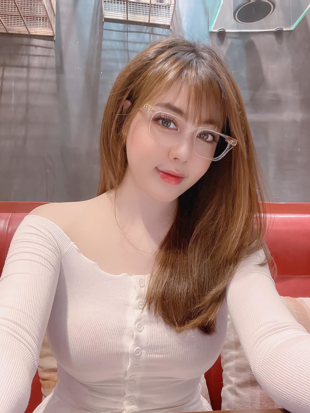 Âu Hà My sinh năm 1994. Hiện tại cô đang là giảng viên trường Đại học Ngoại ngữ, Đại học Quốc gia Hà Nội.