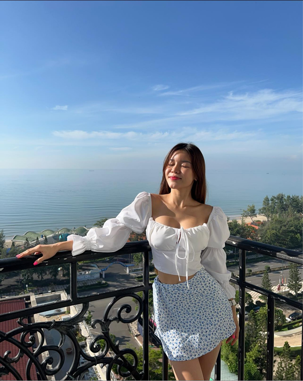 Nhiều người đoán rằng, chủ nhân loạt ảnh không ai khác là Thanh Giang - em gái Văn Lâm. Được biết, cô bạn từ Nga trở về Việt Nam hồi đầu tháng 6 vừa qua.