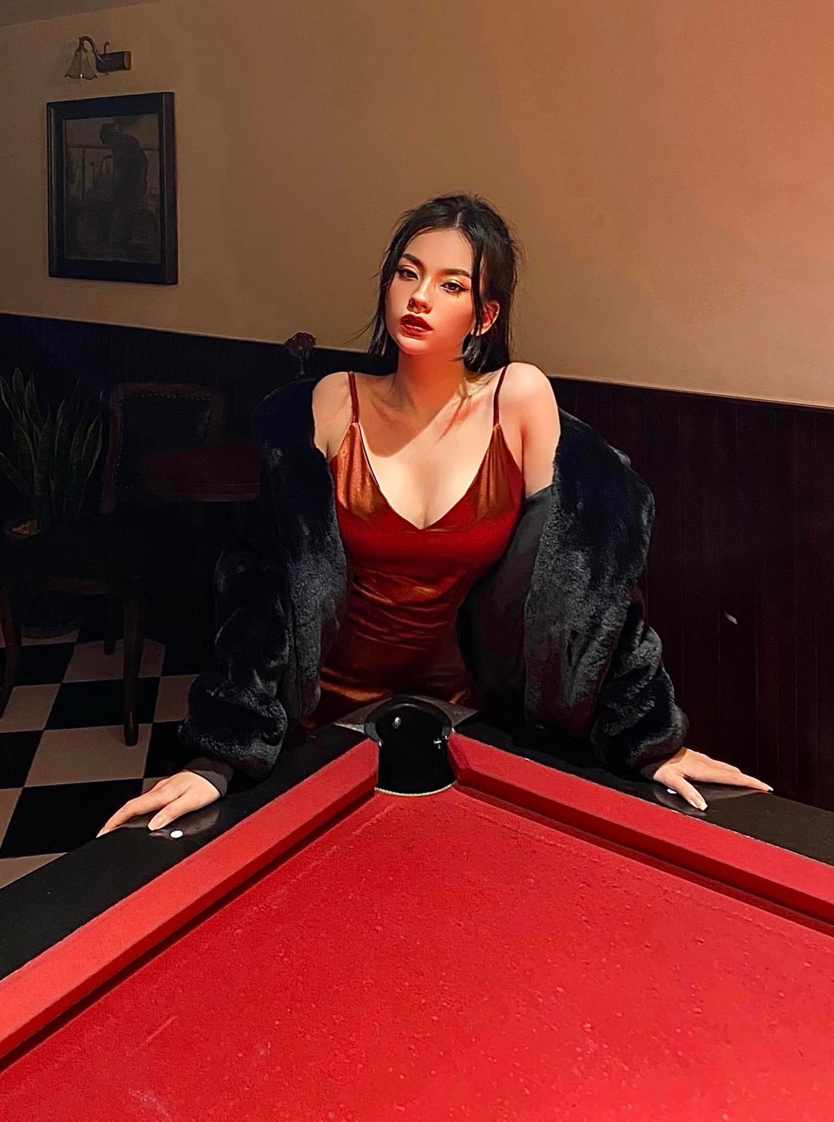 Cùng với đó Mẫn Nhi tìm tòi, học hỏi nhiều xu hướng thời trang, trang điểm và cách tạo dáng thời thượng.