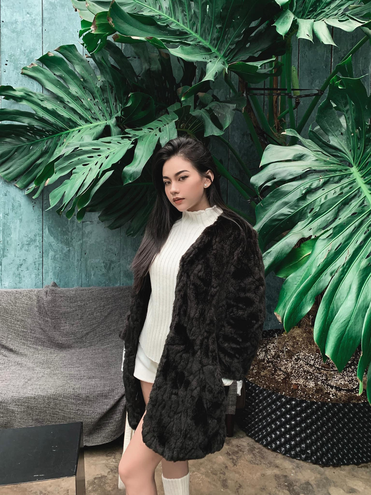 Được biết nàng KOL đã bắt đầu sáng tạo trang phục cho bản thân từ năm 2015 bằng những cách như xé rách gối quần, chà, mài, thêm phụ kiện móc khóa, xích,...