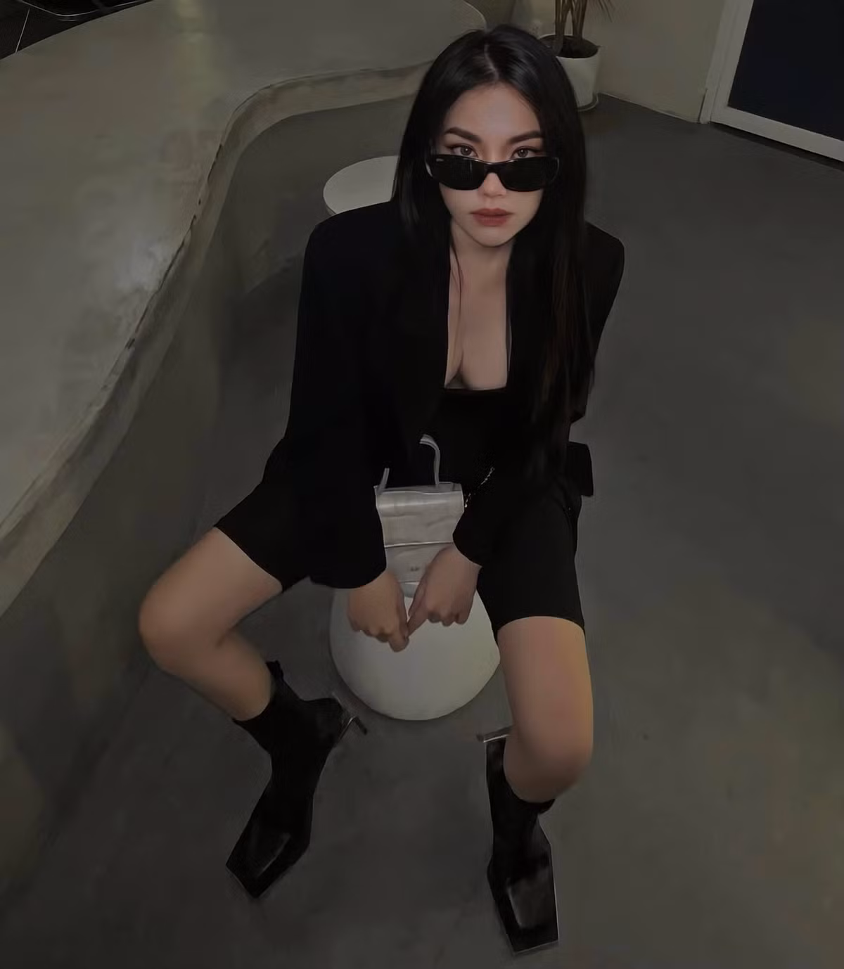 Hot girl 9x được yêu mến bởi nhan sắc cực nóng bỏng, đậm chất "Tây" quyến rũ với đôi môi dày, thần thái sang trọng và thân hình đồng hồ cát nóng bỏng.