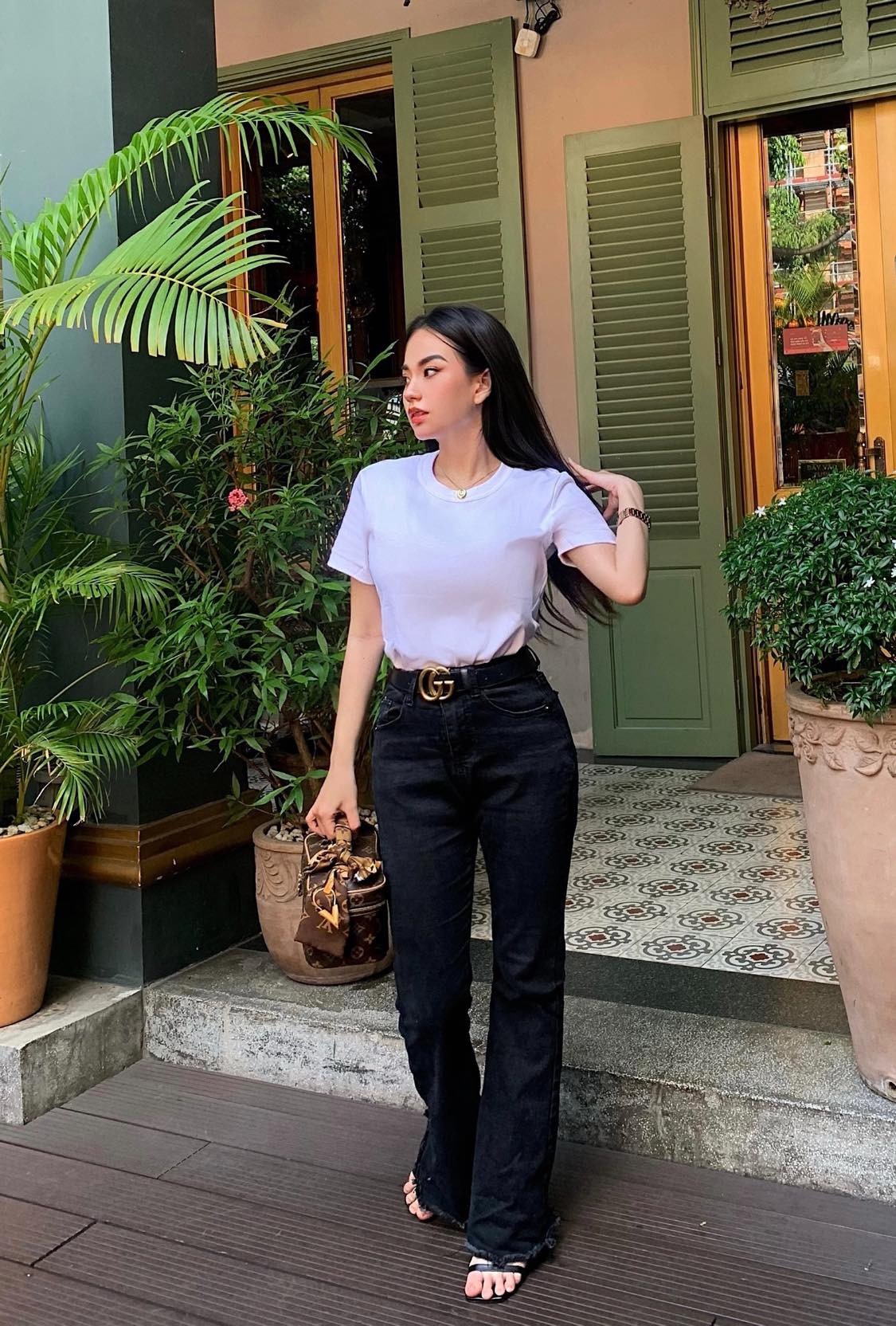 Bên cạnh việc sở hữu nhan sắc xinh đẹp với nét Tây quyến rũ, nàng KOL thế hệ mới này còn khiến netizen ngưỡng mộ vì tự xây dựng sự nghiệp sáng tạo từ những chiếc quần jeans rách vô cùng độc đáo.