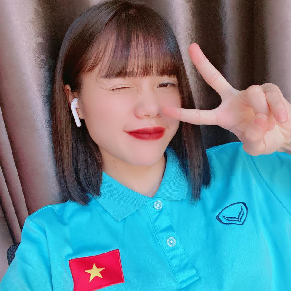 Hoàng Quỳnh còn được biết đến là hot mom duy nhất của đội tuyển bóng đá nữ Việt Nam. Cô từng giải nghệ, "treo giày" 2 năm trước khi quay trở lại đội tuyển.