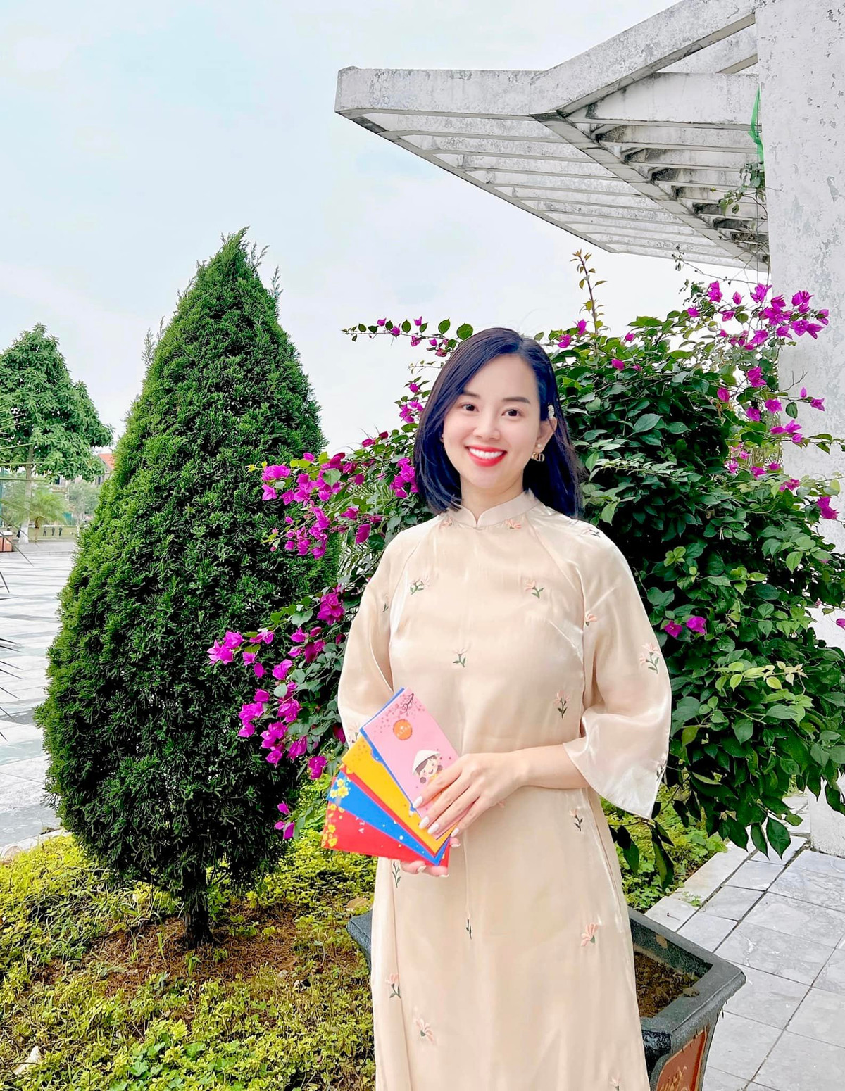 Kể từ sau ồn áo cách đây nhiều năm, cựu hot girl Hà thành một thời dần lấy lại cân bằng trở về cuộc sống đời thường, ít chia sẻ chuyện cũ, không than vãn hay trách móc mà chỉ chia sẻ những điểm tích cực trong cuộc sống bên con trai Khoai Tây.