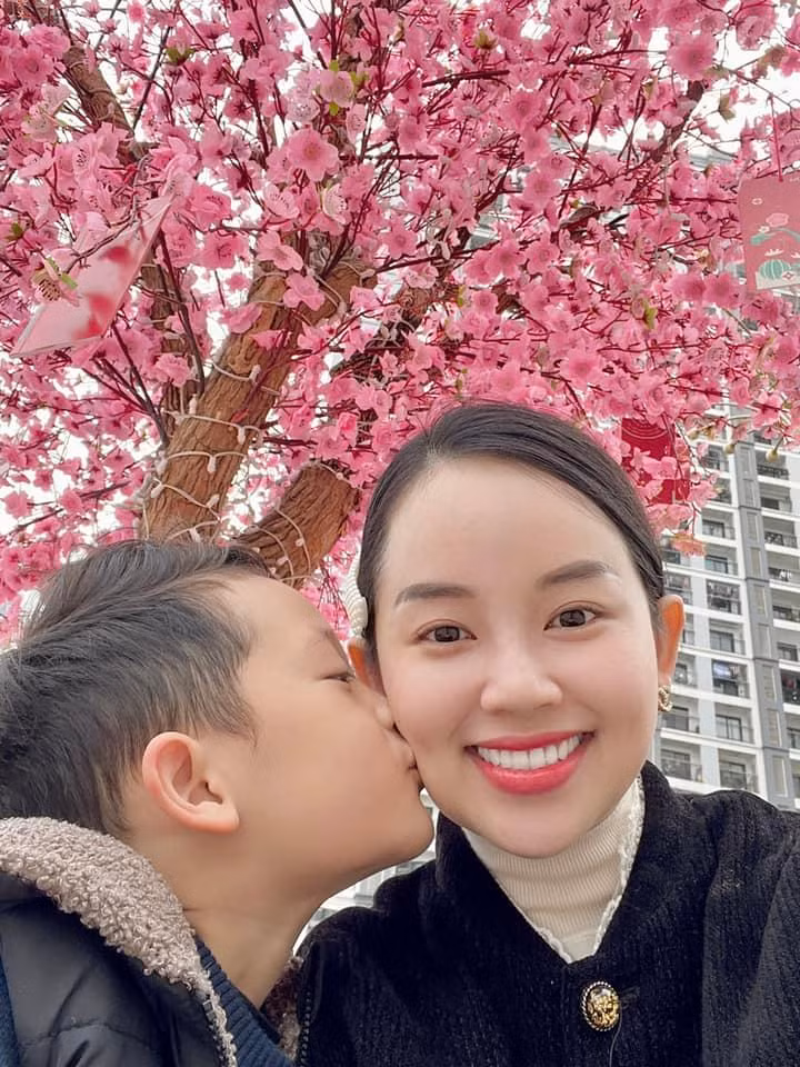 Nếu theo dõi trang cá nhân của Ly Kute, hẳn nhiều người có thể thấy hiện tại cuộc sống hiện tại của cô nàng rất ổn với cậu con trai ngoan ngoãn, việc kinh doanh thuận lợi và nhan sắc ngày càng trẻ trung.