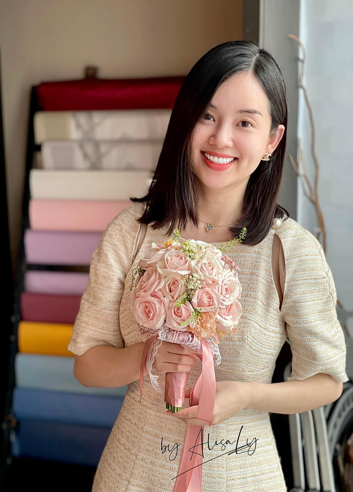 Nhưng qua cuộc trò chuyện cùng bạn bè, hóa ra Ly kute đang trổ tài bó hoa cưới rồi đem khoe với mọi người.