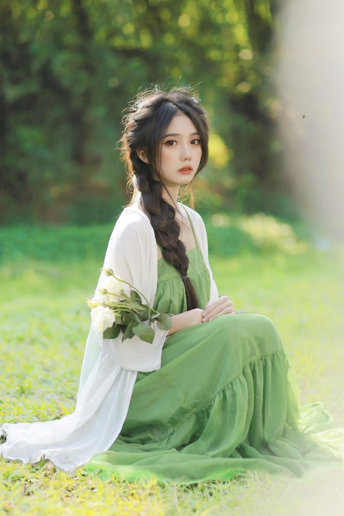 Những thông tin về Hoài Thu vẫn chưa được tiết lộ quá nhiều, chỉ có thể biết rằng cô từng học tại Đại Học Ngoại Ngữ.