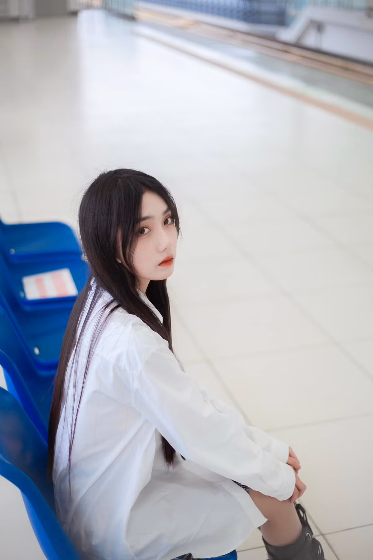 Theo dõi những hình ảnh của Hoài Thu có thể thấy cô nàng theo đuổi phong cách "hot girl học đường", mang vẻ đẹp chuẩn thanh xuân vườn trường.