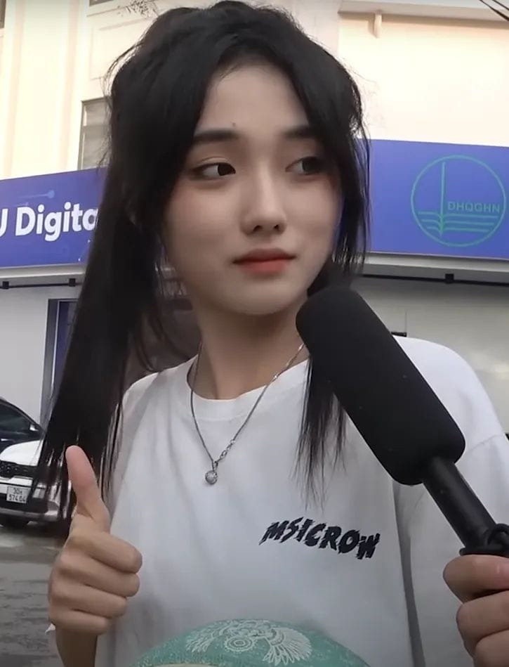 Tham gia thử thách chỉ cần trả lời bằng cách đưa ra tín hiệu, gái xinh này nhanh chóng chiếm trọn trái tim của nhiều người nhờ sở hữu nhan sắc xinh đẹp tự nhiên.