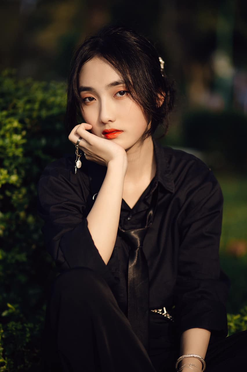 Hiện tại Hoài Thu là cái tên gây chú ý trên MXH, những khoảnh khắc đẹp tự nhiên của cô nàng vẫn làm netizen xao xuyến. Ảnh: Tổng hợp