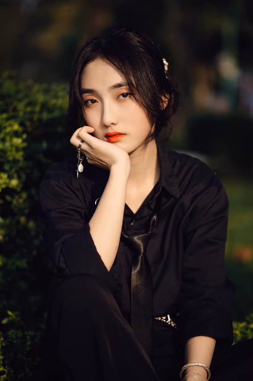 Hiện tại Hoài Thu là cái tên gây chú ý trên MXH, những khoảnh khắc đẹp tự nhiên của cô nàng vẫn làm netizen xao xuyến. Ảnh: Tổng hợp