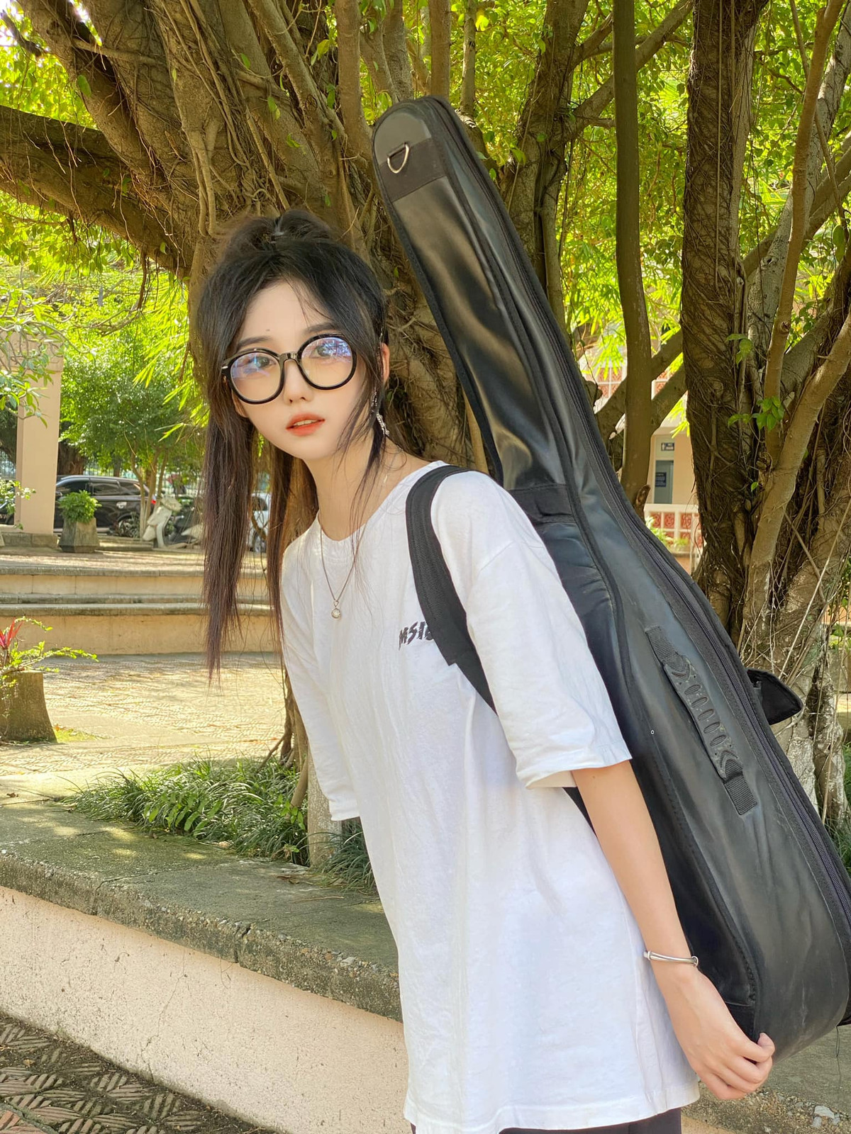 Sau khi đoạn clip được chia sẻ lên MXH , netizen bắt đầu truy tìm danh tính của nàng hot girl vô danh này.