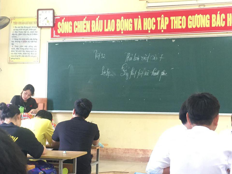 Khoảnh khắc chia tay này giữa giáo viên và các bạn học sinh cuối cấp 3 khiến nhiều người xúc động. Ảnh: Tổng hợp