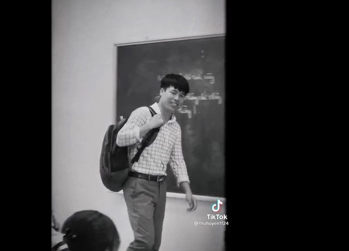 Theo nội dung clip, người thầy nắn nót viết dòng chữ trên bảng với nội dung: “Bài tập về nhà cuối cùng: Hãy sống bình thường chứ không tầm thường!”.