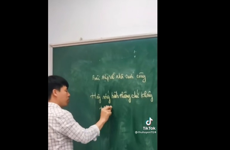 Mới đây, trên mạng xã hội có chia sẻ đoạn clip ghi lại bài tập về nhà cuối cùng của một thầy giáo gửi đến học sinh lớp 12 của mình khiến ai nấy vô cùng xúc động.