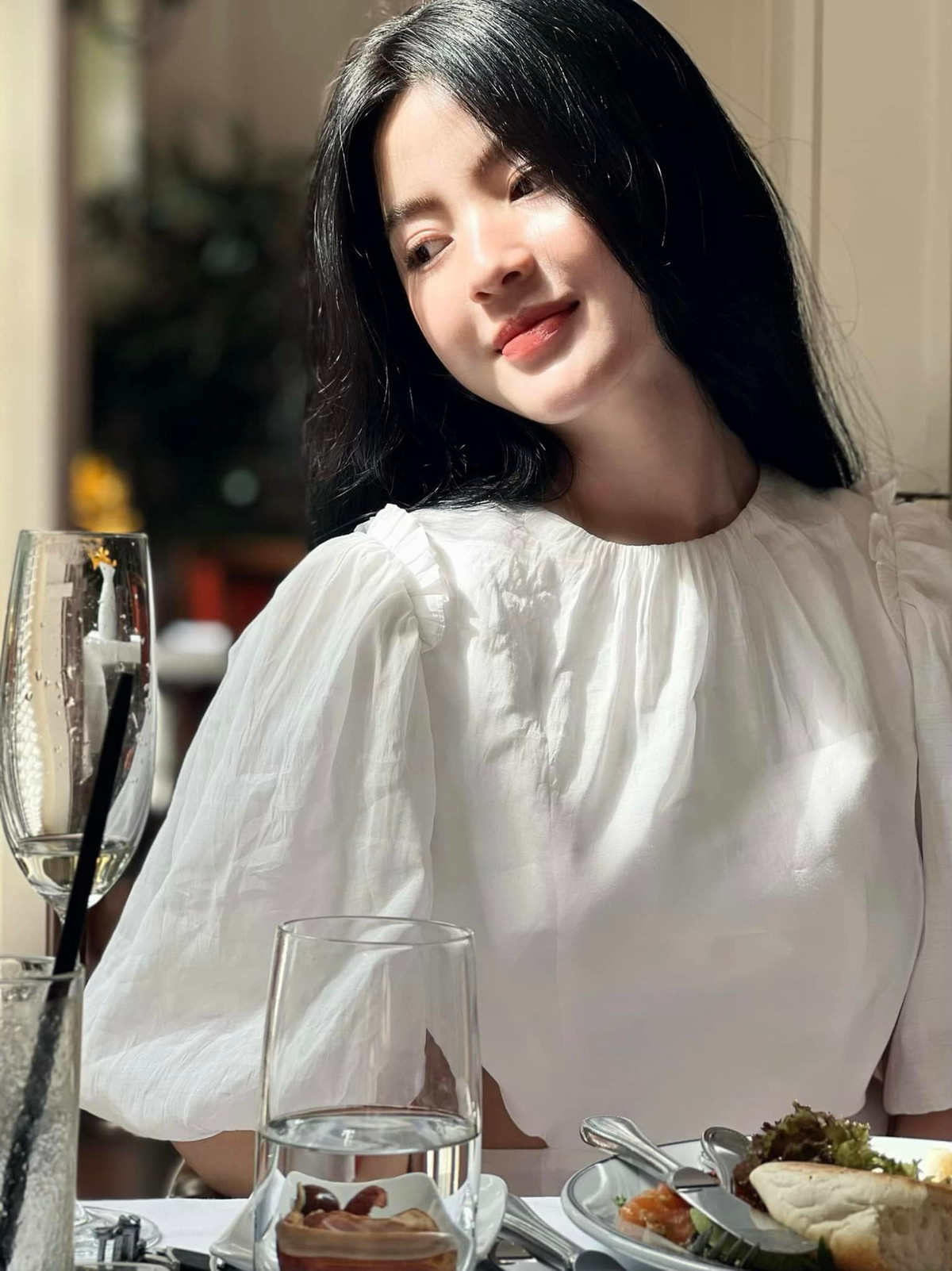 Dòng status khá táo bạo của người đẹp này đã làm netizen hoang mang dù biết rằng Chu Thanh Huyền chỉ chia sẻ theo cách đùa vui mà thôi.