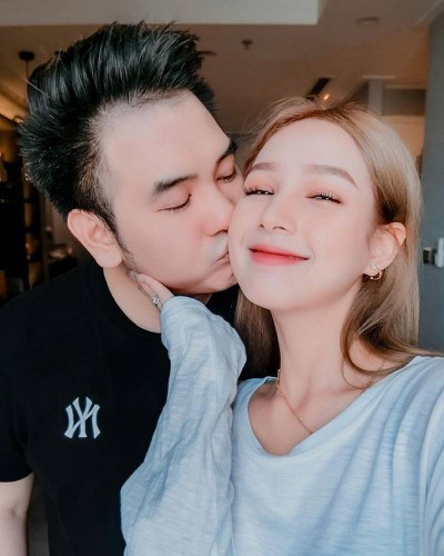 Cuộc sống hôn nhân của "streamer giàu nhất Việt Nam" Xemesis và vợ hot girl Xoài Non luôn nhận được sự quan tâm của cư dân mạng.