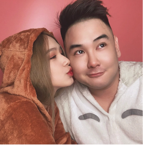 Trong hình ảnh mới nhất của cặp đôi này, netizen bất ngờ chú ý quan tâm khi Xoài Non lại mặc váy khoe vòng một gợi cảm.