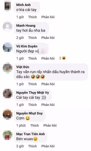 Ngay sau khi hình ảnh đăng tải lên MXH, nhiều cư dân mạng đã để lại bình luận chú ý đến cái tay đặt dưới vòng 1 của Xemesis.