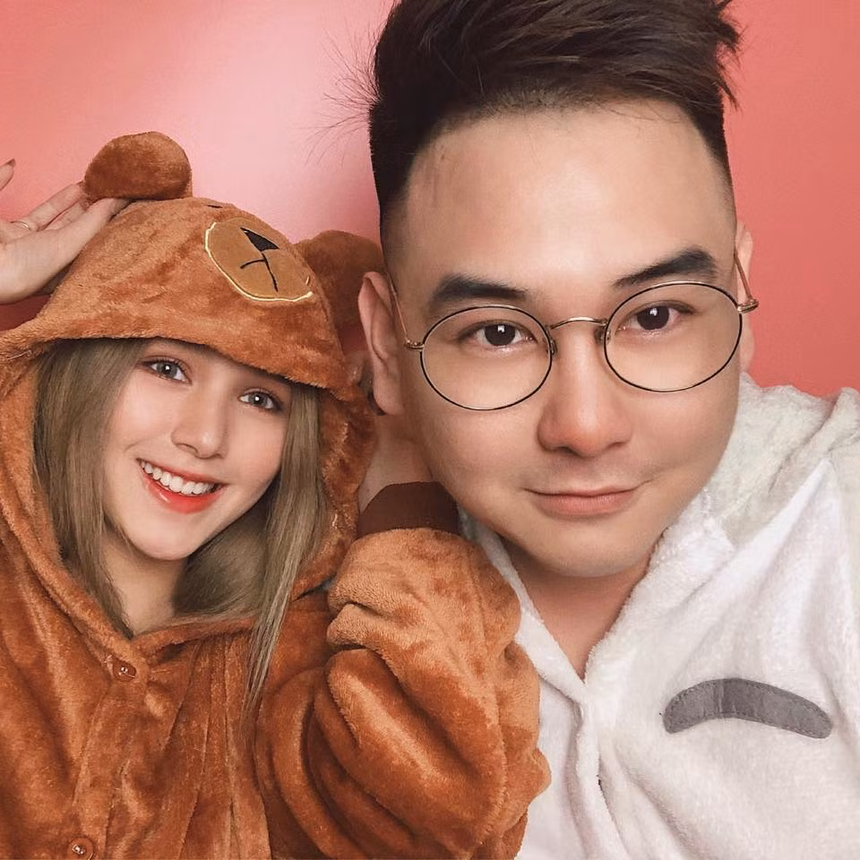 Yếu nhau đến năm 2020, khi hot girl Xoài Non đủ 18 tuổi, nam streamer mới có thể chính thức hỏi cưới cô nàng. Ảnh: FBNV