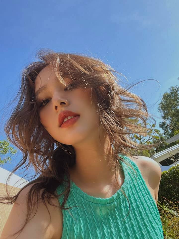 Có thể nói đây là một trong những hình ảnh hiếm hoi mà gái xinh Xoài Non không bị chồng "dìm" trên mạng xã hội.