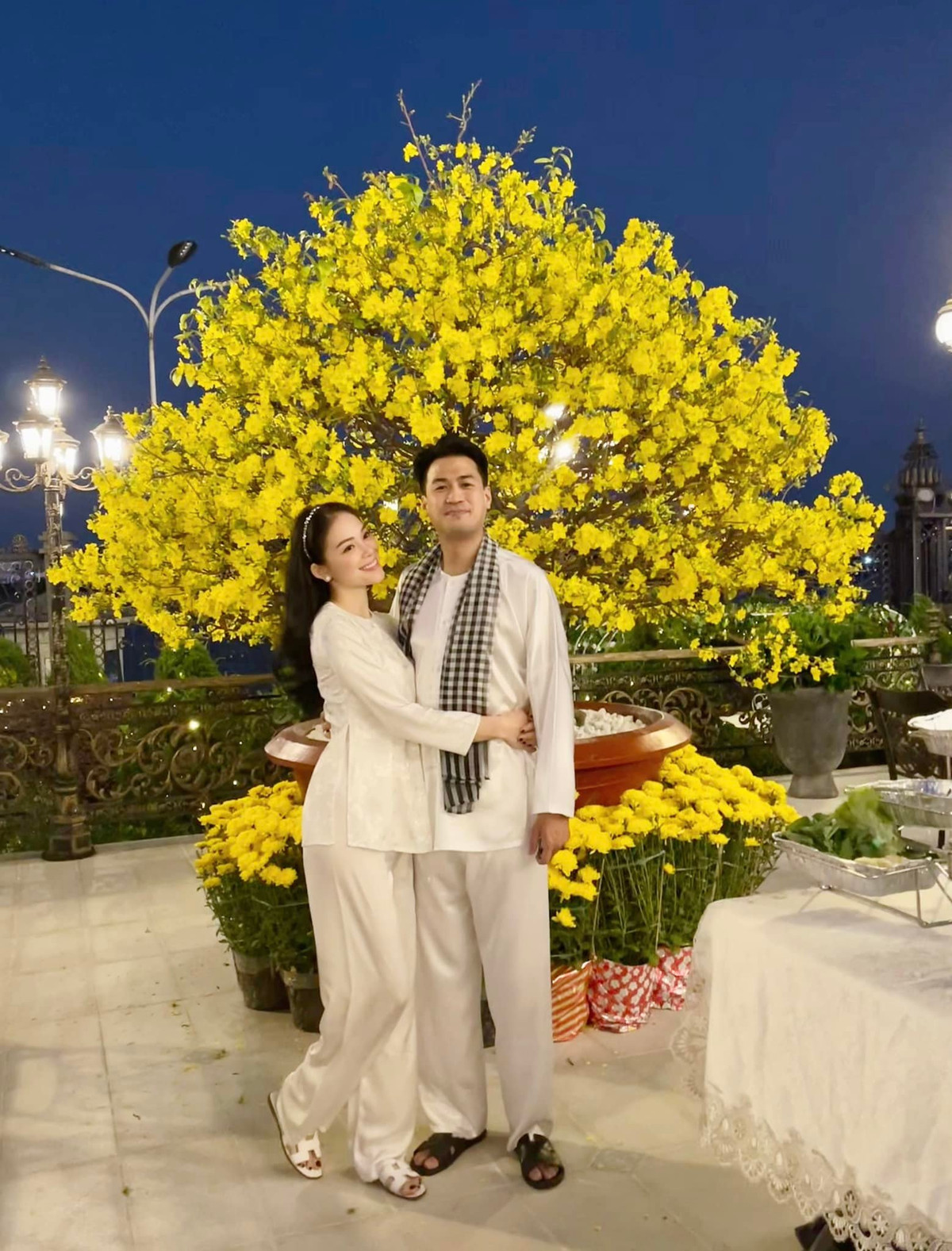 Trước đó, khi chia sẻ về chồng sắp cưới, Phương Linh cho biết anh là người hoàn hảo, chu đáo, biết quan tâm đến người khác và rất lãng mạn.