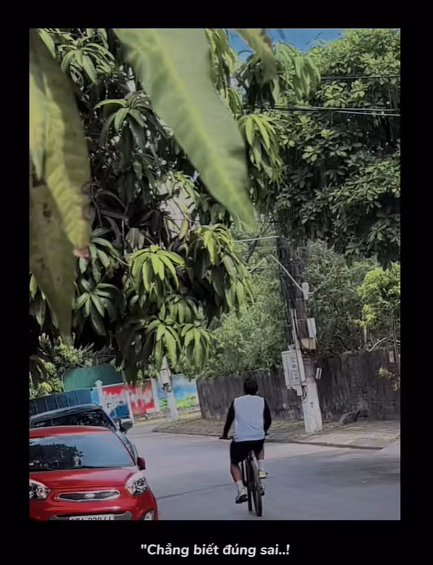 Người hâm mộ nhìn vào phải bật cười vì chàng trai vốn là cầu thủ trụ cột của tuyển quốc gia giờ đây lại phải đạp xe khắp phố phường làm shipper cho vợ.