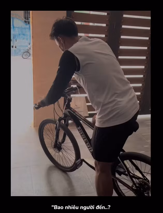 Bà xã Quế Ngọc Hải đăng tải hình ảnh chồng mình dùng xe đạp đi ship hàng cho vợ khiến cư dân mạng “cười ngất”. Được biết anh phải sử dụng xe đạp để đi vì giá xăng tăng quá cao.