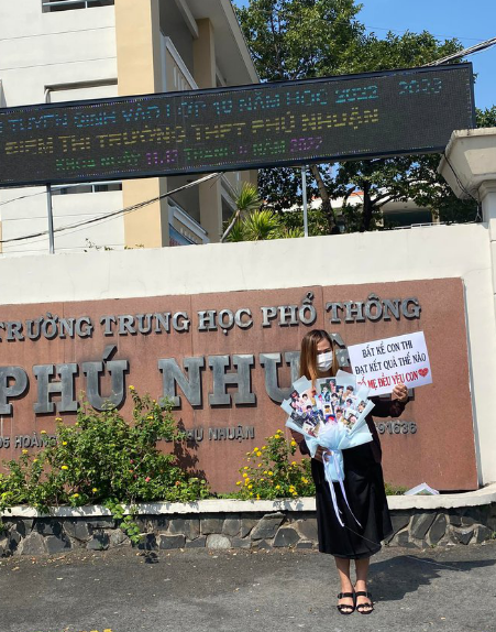 Muốn dành món quà bất ngờ cho con gái sau kì thi căng thẳng, và biết ca sĩ Kim Tae-hyung thuộc nhóm nhạc BTS, Hàn Quốc là thần tượng của con gái nên chị Thuỳ Trâm đã chuẩn bị bó hoa đặc biệt từ những hình ảnh của "mỹ nam" này để dành tặng con.