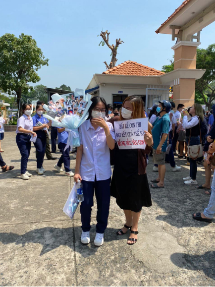 Trước đó vào những ngày thi tốt nghiệp, trên MXH xuất hiện khá nhiều hình ảnh cổ vũ các thí sinh cực "bá đạo", độc đáo làm ai cũng phải trầm trồ.